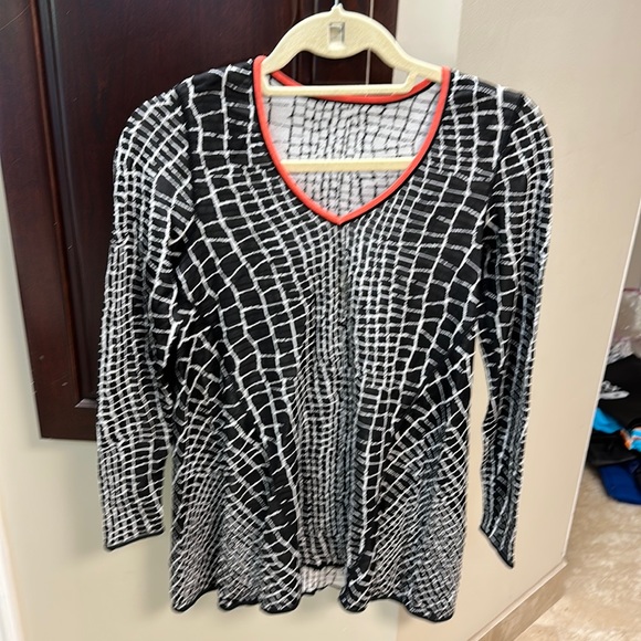 Tops - Women’s top. V-neck. Reversible.